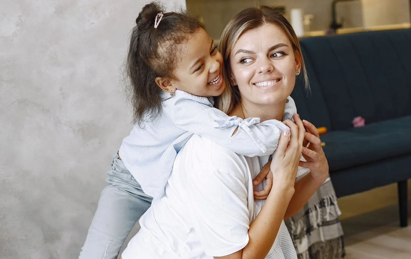 Una niña abrazando a su Language Nanny